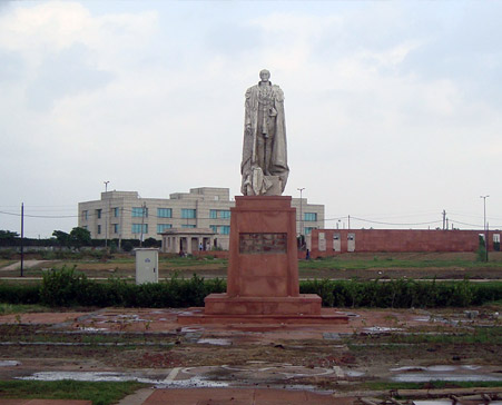 statue-of-Queen-Victoria-Delhi